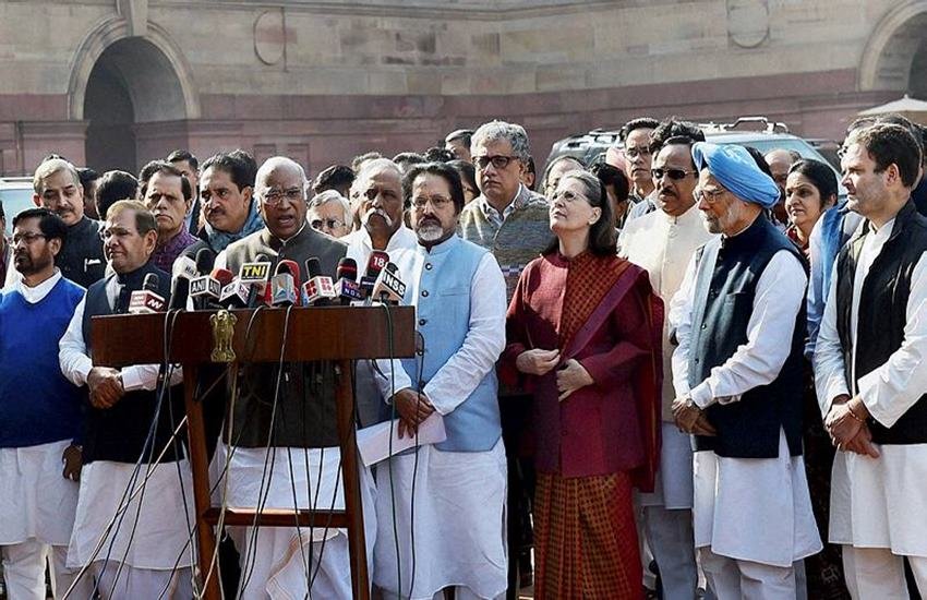 राष्ट्रपति भवन के बाहर विपक्षी दलों का प्रतिनिधिमंडल मीडिया से बात करते हुए। (फाइल फोटो-PTI)