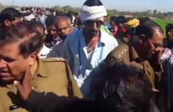 मध्यप्रदेश : तलाब में दो शव मिलने से मचा बवाल, ग्रामीणों ने चौकी प्रभारी की कर दी बुरी तरह पिटाई