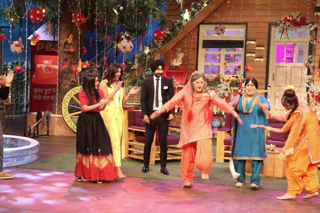 पंजाबी ढोल के स्टेज पर आते ही सभी लोग मस्ती में आ गए और कपिल की नानी ने भी गिद्दा किया।