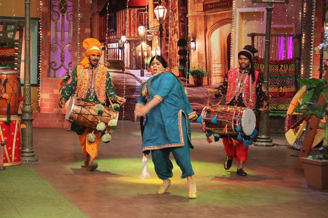 प्रियंका के साथ इस खास एपिसोड में संतोष पंजाबी कुड़ी के लुक में नजर आईं और ढोल के साथ एंट्री ली।