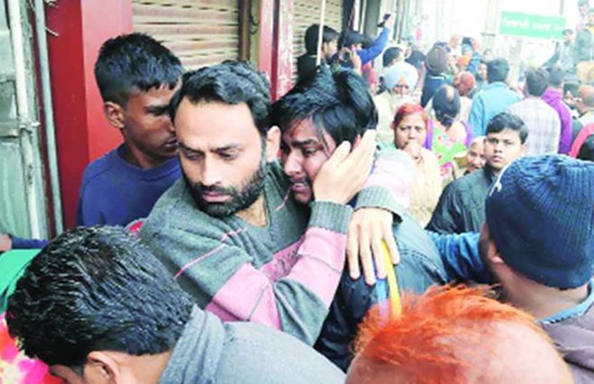 विलाप करते महिला के परिजन। (Express Photo) विलाप करते महिला के परिजन। (Express Photo)