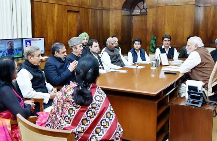 किसानों की समस्या के मुद्दे पर कांग्रेस के उपाध्यक्ष राहुल गांधी ने शुक्रवार को प्रधानमंत्री नरेंद्र मोदी से मुलाकात की। किसानों की समस्या के मुद्दे पर कांग्रेस के उपाध्यक्ष राहुल गांधी ने शुक्रवार को प्रधानमंत्री नरेंद्र मोदी से मुलाकात की।