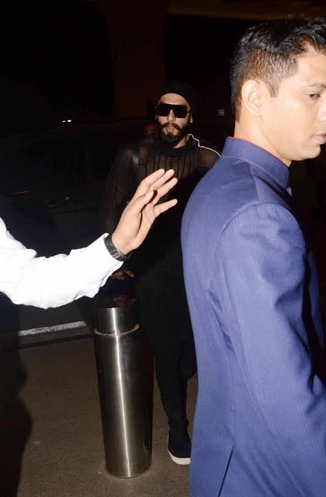 बॉलीवुड स्टार्स जो फिल्मों में अपने स्टाइल से नए-नए ट्रेंड शुरू करते हैं। अगर हम उन्हें कैजुअल लुक में भी देखें तो वो भी कुछ कम नहीं। हाल ही में रनवीर सिंह, आलिया भट्ट, जॉन अब्राहम, हेजल और शान एयरपोर्ट पर दिखे। यहां उनका स्टाइल बेहद कूल और फंकी रहा।