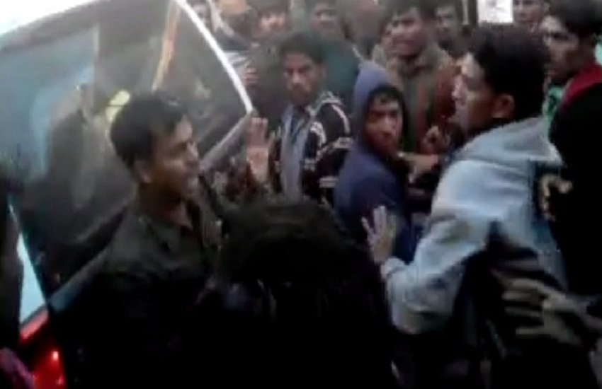 रतलाम में पुलिसवाले की पिटाई। रतलाम में पुलिसवाले की पिटाई।