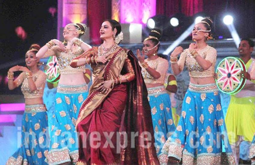 Star Screen Awards 2016, Rekha Performance, Rekha dance Performance, Star Screen Awards, Sonam Kapoo, Star Screen Awards 2016 news, rekha Star Screen Awards, Star Screen Awards rekha, rekha dance Star Screen Awards, rekha performance Star Screen Awards, rekha dance, sonma kapoor, rekha news, rekha pics, rekha sonam kapoor, sonam kapoor Star Screen Awards, rekha pardesia song, pardesia song rekha, entertainment news in hindi