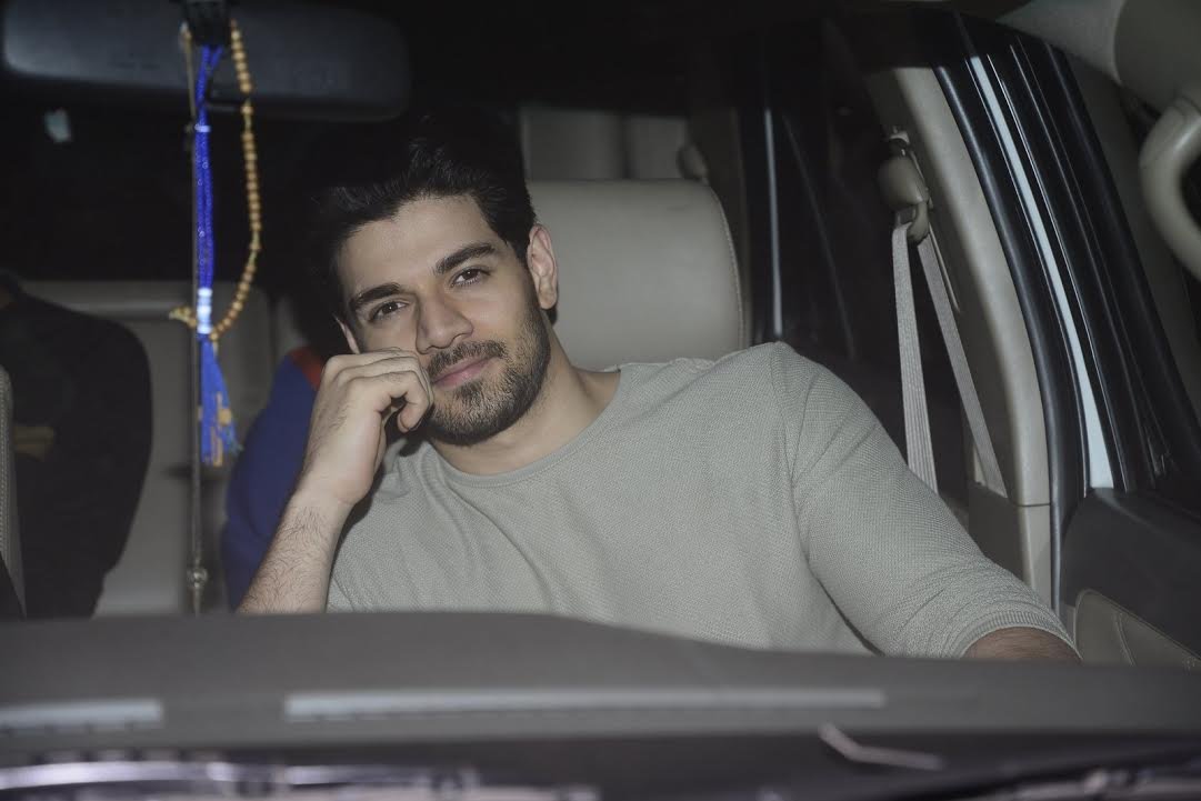 आदित्य पंचोली इस अंदाज में पार्टी में पहुंचे।