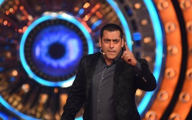Manoj Punjabi and Mona Lisa's love life, Mona Lisa real life boyfriend, Vikrant Singh Rajpoot Mona Lisa boyfriend, Manu Punjabi real life girlfriend, Priya Saini manoj punjabi relationship, mona lisa boyfriend leaves her, manoj monalisa love moments bigg boss 10, manoj punjabi bigg boss 10, mona lisa bigg boss 10, bigg boss 10 news, bigg boss 10 updates, television news, television updates, entertainment news