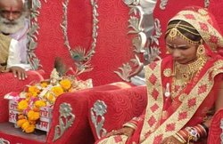 500 साल पुराने इतिहास को दोहराती अनोखी शादी, युवती ने भगवान श्रीकृष्ण से शादी कर बढ़ाई मीराबाई की परंपरा