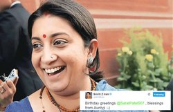 स्मृति ईरानी ने ‘बेटा सरल’ को दी जन्मदिन की बधाई तो मिला ये “संस्कारी” जवाब