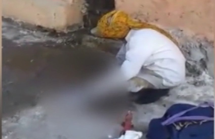 Old aged Man, forced to clean, feces, hands, Ujjain, Swachh Bharat Abhiyan, Ujjain Municipal Corporation,
