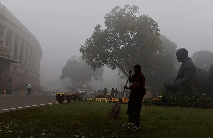 संसद में सफाई करता सफाईकर्मी संसद में सफाई करता सफाईकर्मी