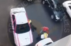 VIDEO: गाड़ी रोकने से गुस्साया टैक्सी ड्राइवर, पुलिसवालों को सरेआम सड़क पर गिरा कर पीटा