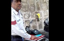 मप्र:ट्रैफिक पुलिस हेड कॉस्टेबल का रिश्वत लेने का नायाब तरीका सोशल मीडिया पर हुआ वायरल
