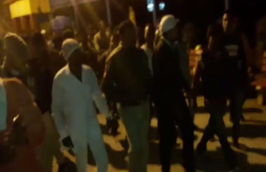 एन.एच. 69 स्थित मुक्तिधाम के सामने जमकर हंगामा करते परिजन एन.एच. 69 स्थित मुक्तिधाम के सामने जमकर हंगामा करते परिजन