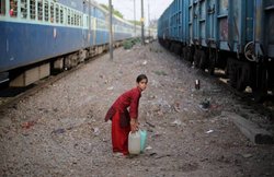 खुले में शौच करने वालों का लोटा चुरा रही ‘वानर सेना’, शर्म के मारे भाग खड़े हुए लोग