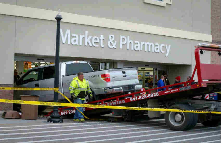 America Walmart, Walmart store Iowa, truck crash walmart, America Walmart truck, Iowa walmart