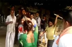 VIDEO: मुलायम के गढ़ में सरेआम खींचा गया महिला का दुपट्टा, विरोध किया तो डंडों से हुई पिटाई