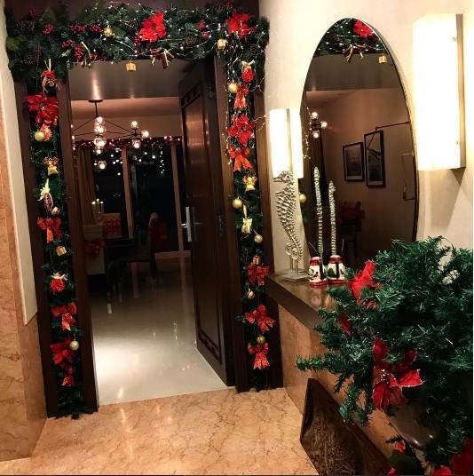 "kareena kapoor khan, kareena kapoor khan recent pic, kareena kapoor, kareena kapoor christmas, kareena kapoor christmas celebration, saif ali khan, kareena kapoor pre-christmas celebration pics, kareena kapoor baby bump, kareena, kareena malaika, entertainment news