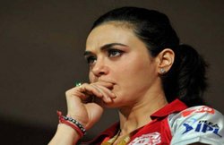 VIDEO: अपनी ही टीम के खिलाड़ियों के प्रैंक का शिकार हुईं KXIP की सह मालिक प्रीति जिंटा, कुत्ते के जबड़े की बात पर किया था यकीन