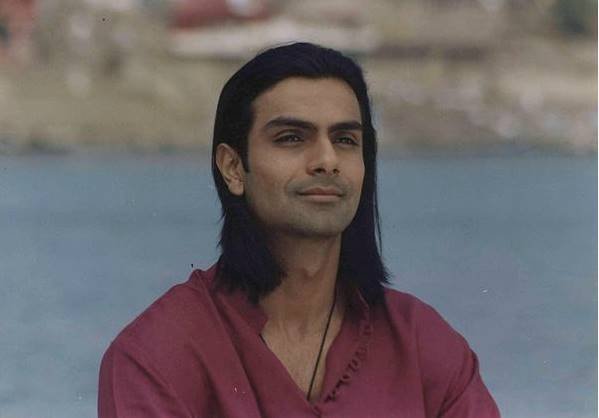 अश्मित ने अपने करियर की शुरुआत बतौर असिस्टेंट डायरेक्टर की थी। वह आप मुझे अच्छे लगने लगे फिल्म विक्रम भट्ट को असिस्ट कर रहे थे।