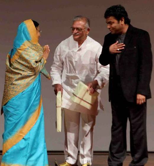 रहमान के पिता तमिल फिल्मों में बैग्राउंड म्यूजिक कंपोज करते थे। उनके कमरे में लता मंगेश्कर की एक तस्वीर रहती थी और वो उसे देखने के बाद गी अपना काम शुरू करते थे।