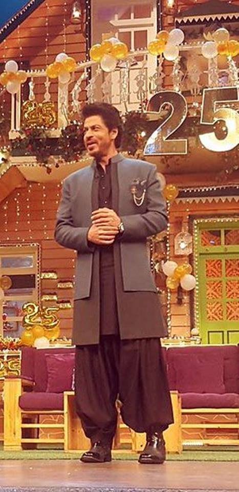 रईस में शाहरुख खान के साथ पाकिस्तानी एक्ट्रेस माहिरा खान हैं।