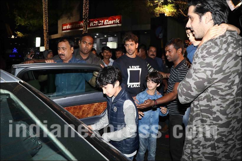 ऋतिक इस मौके पर ना केवल अपने बच्चों और एक्स वाइफ सुजैन के साथ थे। बल्कि इस मौके पर उनके दूसरे करीबी दोस्त और फैमिली मौजूद थी।