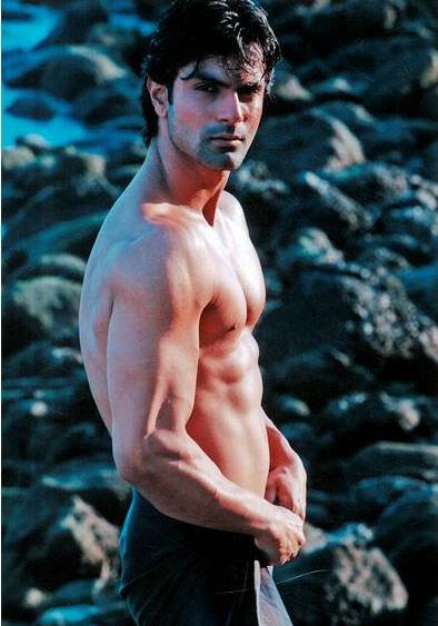 बिग बॉस के एक्स कंटेस्टेंट अश्मित पटेल आज यानि 13 जनवरी को अपना बर्थडे मना रहे हैं। इस शो में अश्मित ने खूब सुर्खियां बटोरी थीं। शो के दौरान कभी उनका नाम सारा खान से जुड़ा तो कभी पाकिस्तानी एक्ट्रेस और मॉडल वीणा मलिक के साथ उनकी नजदीकी सुर्खियों में रही।