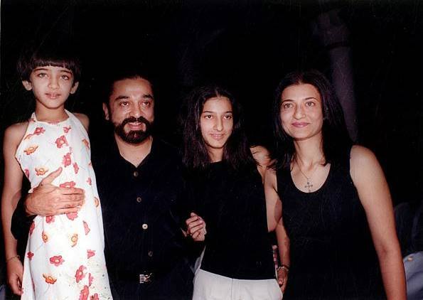 स्कूल में अपनी पहचान छिपाने के लिए वह अपना नाम पूजा रामचंद्रन बताती थीं। ऐसे इसलिए क्योंकि वह नहीं चाहती थीं कि किसी को पता लगे कि वह कमल हसन की बेटी हैं।