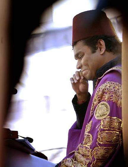 रहमान का पहला गाना रोजा फिल्म का टाइटल ट्रैक था। इस गाने को टाइम्स मैग्जीन ने साल 2005 में सदाबहार 10 गानों की लिस्ट में शामिल किया था।