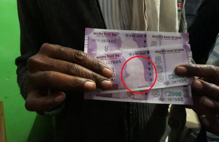 2000 rupees note, Mahatma Gandhi watermark, 2000 rupees, Demonetisation, Mahatma Gandhi photo, Mahatma Gandhi photo on note, new 2000 rupee note, New notes, Sheopur, state bank of India, MP news, madhyapradesh news, jansatta 2000 rupees note, Mahatma Gandhi watermark, 2000 rupees, Demonetisation, Mahatma Gandhi photo, Mahatma Gandhi photo on note, new 2000 rupee note, New notes, Sheopur, state bank of India, MP news, madhyapradesh news, jansatta