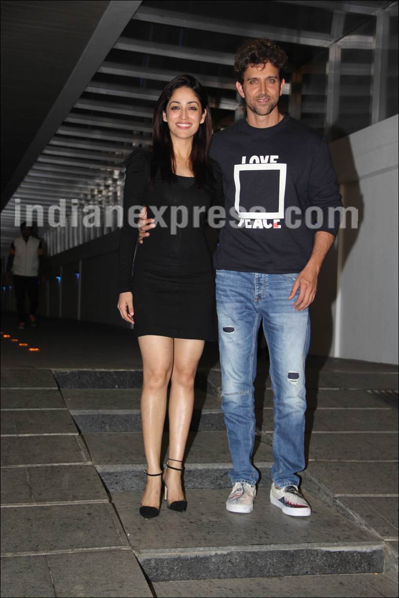 अपनी फिल्म काबिल की कोस्टार यामी गौतम के साथ ऋतिक रोशन।