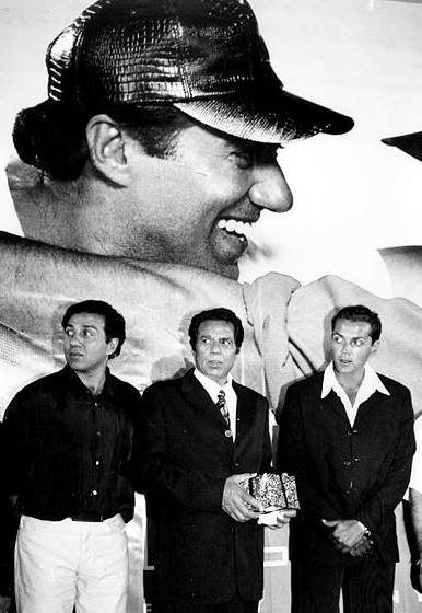 बॉबी देओल को कपड़ों का बेहद शौक है। उनके पास करीब 1500 शर्ट, 250 ट्राउजर, 200 चश्मे, 100 बेल्ट और 150 परफ्यूम हैं।