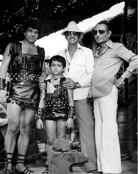 बॉबी साल 1977 में पापा धर्मेंद्र की फइल्म धर्म वीर में उनके बचपन ने रोल में दिखाई दिए थे।