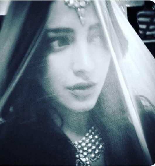 श्रुति के फेवरेट ब्रांड आल्डो और गेस हैं। लेकिन मेकअप में वह केवल मैक और बेनेफिट के प्रोडक्ट पसंद करती हैं।