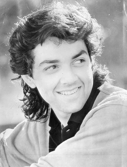 बॉलीवुड में अपने कर्ली बालों वाले लुक के साथ लड़कियों को दीवाना बनाने वाले बॉबी देओल आज यानि 27 दिसंबर को अपना बर्थडे मना रहे हैं।