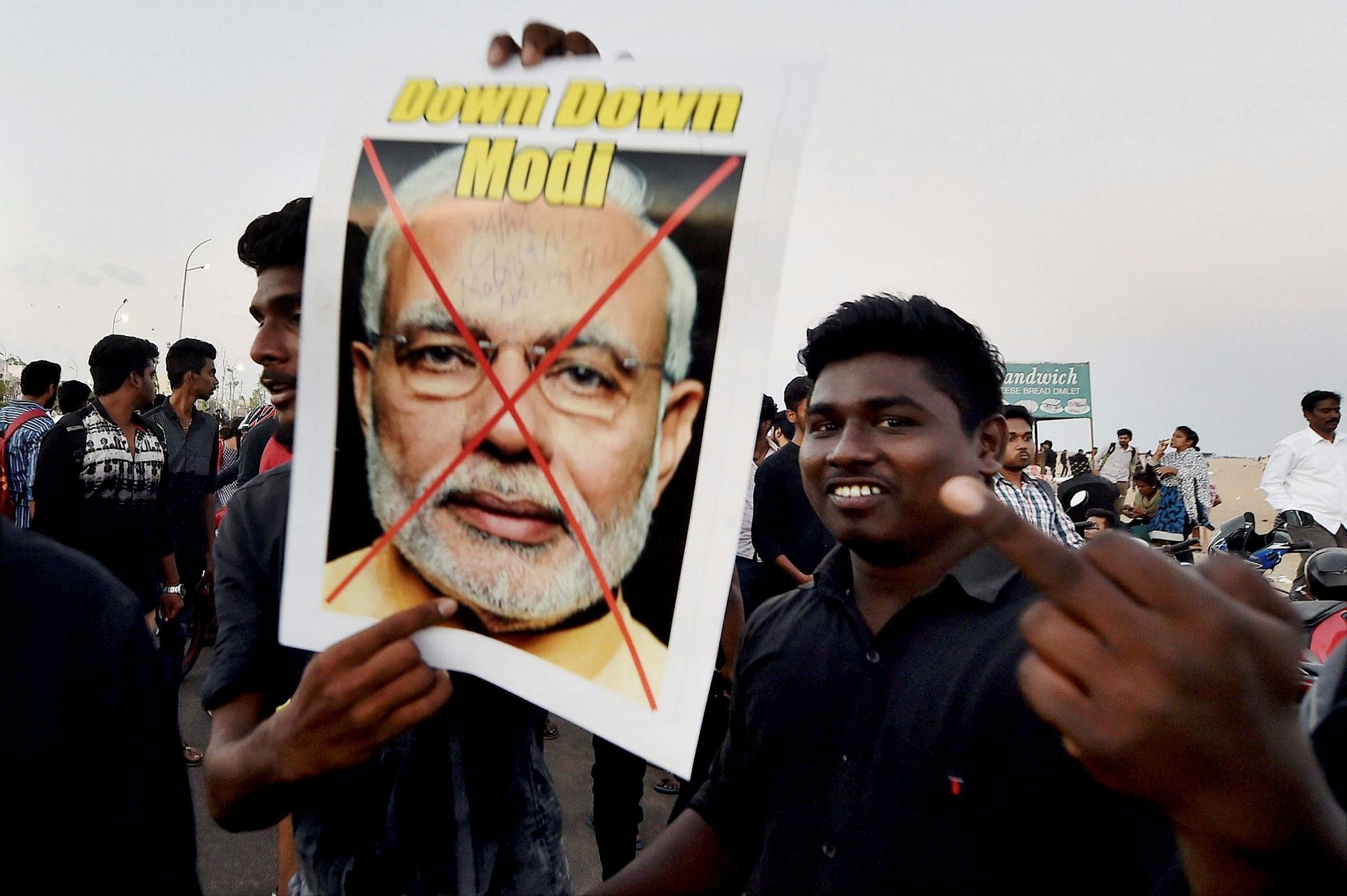 जल्लीकट्टू के समर्थन में उतरे लोग मोदी का विरोध भी कर रहे थे।