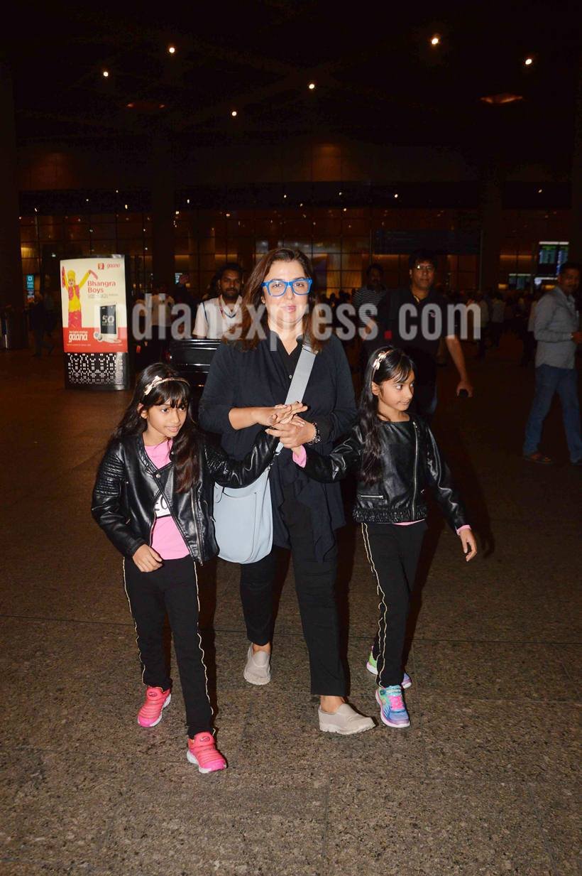 फराह खान भी अपनी बेटियों के साथ एयरपोर्ट नजर आईं।