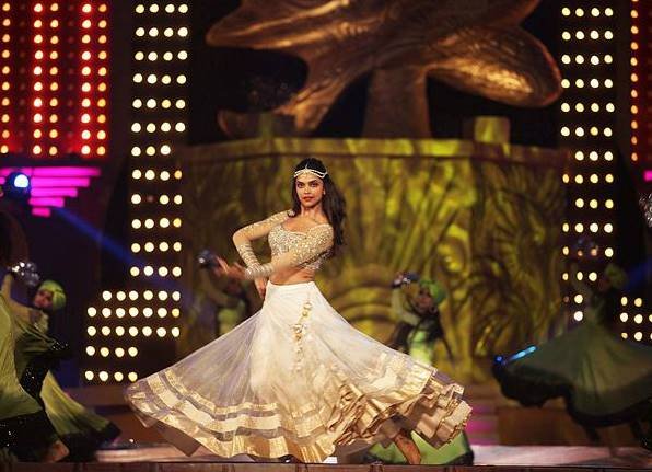 बॉलीवुड एक्ट्रेस दीपिका पादकोण को पहला ब्रेक ओम शांति ओम की डायरेक्टर फराह खान ने नहीं बल्कि हिमेश रेशमिया ने दिया था। दीपिका हिमेश रेशमिया के गाने 'नाम है तेरा' में नजर आई थीं।