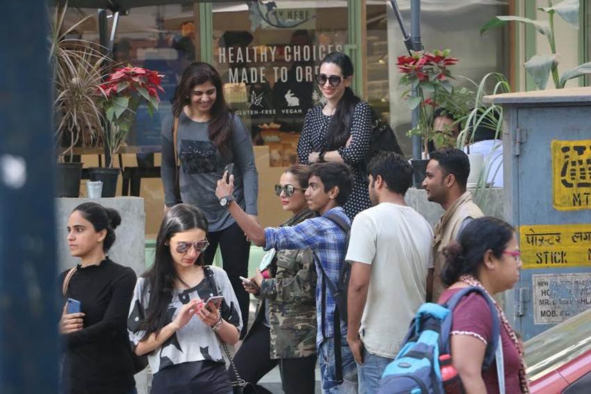 karishma kapoor, amrita arora, bandra, bollywood, karishma kapoor latest photos