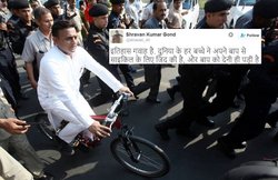 चुनाव आयोग ने अखिलेश यादव को थमाई साइकिल, लोग बोले- बुढ़ापे में पैदल हो गए मुलायम