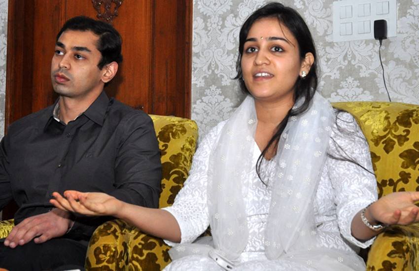 पति प्रतीक यादव के साथ अपर्णा यादव। (Photo Source: Indian Express Archive) पति प्रतीक यादव के साथ अपर्णा यादव। (Photo Source: Indian Express Archive)