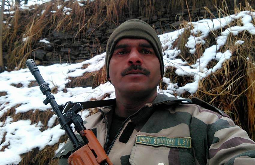 BSF, Army, Indian Army, BSF Corruption, Indian Army Corruption, Jammu & Kashmir, BSF Soldier, Tej Bahadur Yadav, BSF Plight, Soldier's Grief, Indian Army Video, OROP, India, Jansatta BSF, Army, Indian Army, BSF Corruption, Indian Army Corruption, Jammu & Kashmir, BSF Soldier, Tej Bahadur Yadav, BSF Plight, Soldier's Grief, Indian Army Video, OROP, India, Jansatta