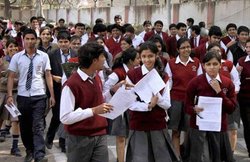 CBSE 10th और 12th परीक्षा: बोर्ड ने परीक्षा की तारीखों में किए कई बदलाव, यहां देखें- नया टाइम-टेबल