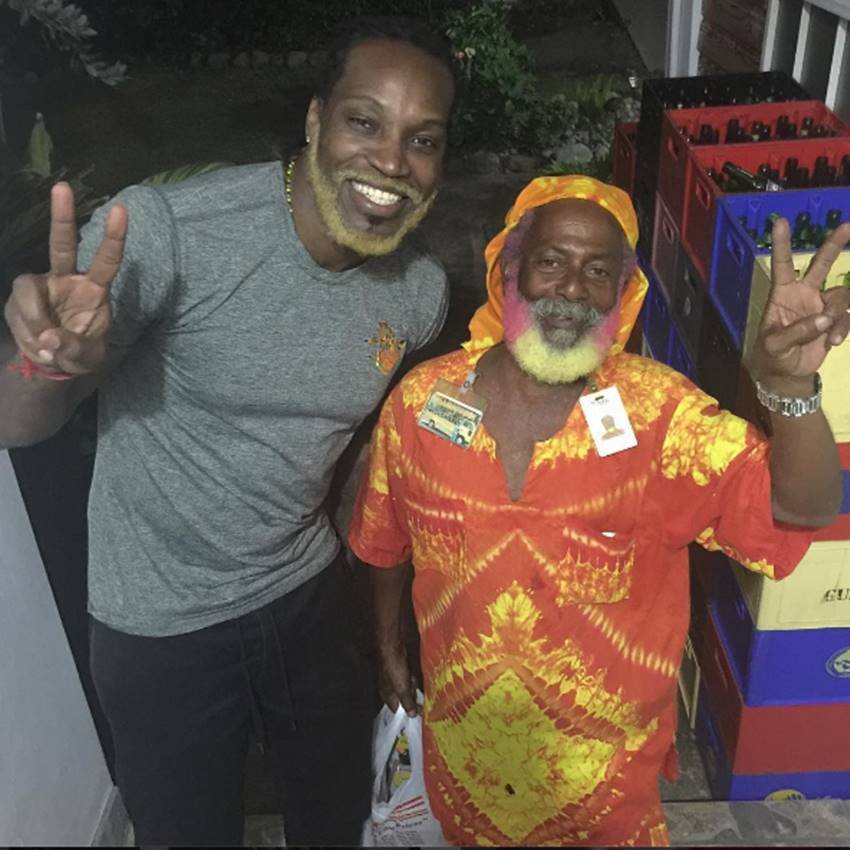 सेंट कीट्स में एक बुजुर्ग व्यक्ति के साथ पोज देते क्रिस गेल।(Photo: Instagram)