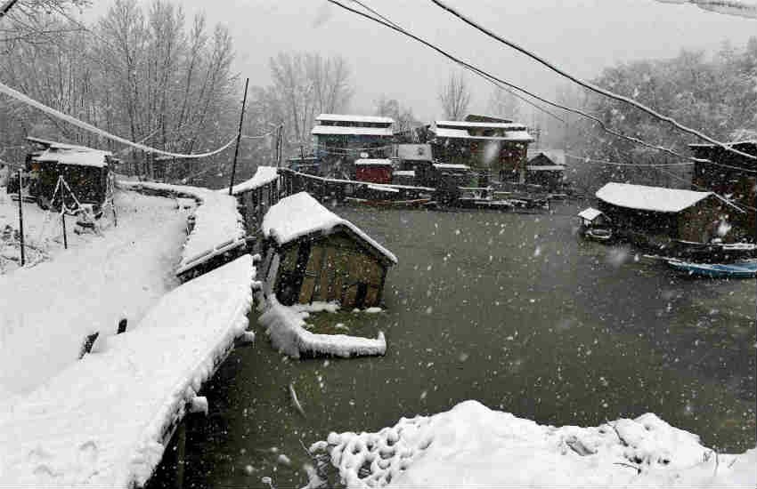 snowfall in kashmir, snowfall in kashmir today, snowfall in Gulmarg 2017, Gulmarg snowfall 2017, kashmir snowfall, kashmir snowfall photos, kashmir snowfall pictures, kashmir weather, kashmir weather today, kashmir weather today snowfall, kashmir snowfall, snow in kashmir, Heavy snowfall in kashmir, kashmir news