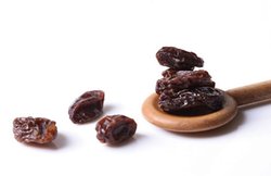 आचार्य बालकृष्ण के अनुसार, इन रोगों का इलाज करता है मुनक्का