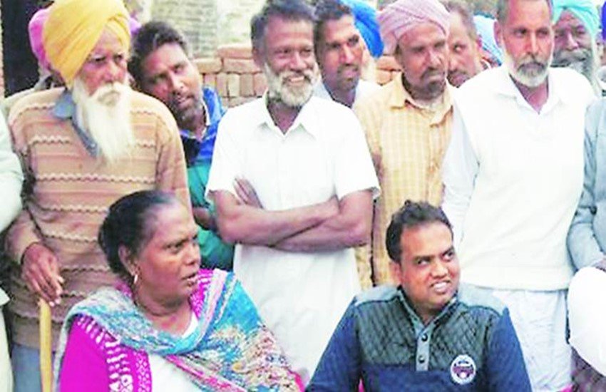 मुमताज (बाएं) मुमताज (बाएं)