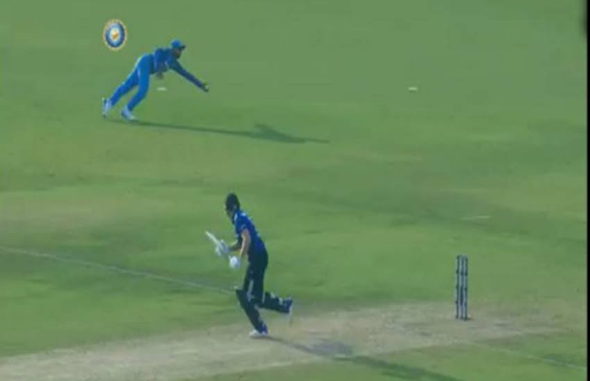 Ravindra Jadeja, Flying Jadeja in Kolkata ODI, Kolkata ODI, Ravindra Jadeja Brilliant Fielding Effort, MS Dhoni Praised Ravindra Jadeja Fielding Effort, Virat Kohli Praised Ravindra Jadeja for His Fielding, Cricket News, Sports News, World's Finest Fielder Ravindra Jadeja