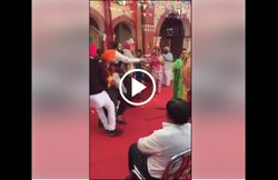 Video: दुल्हन के साथ दोस्तों की इस हरकत से गुस्सा हो उठा पंजाबी दुल्हा, तान दी तलवार